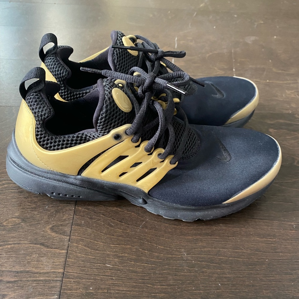 Nike Kids Sneakers in Black and Gold